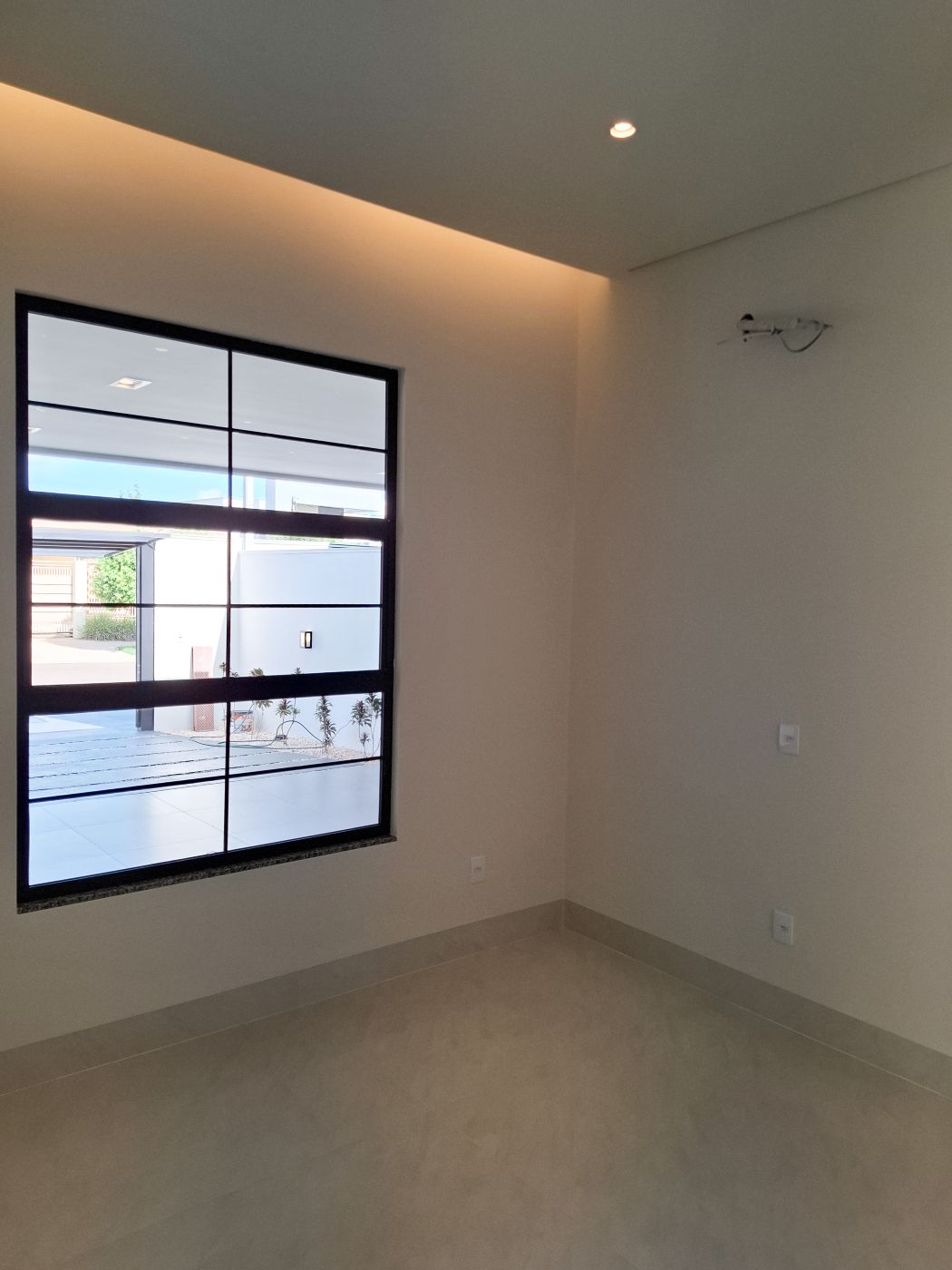 Sala com sanca de luz indireta e janela ampla