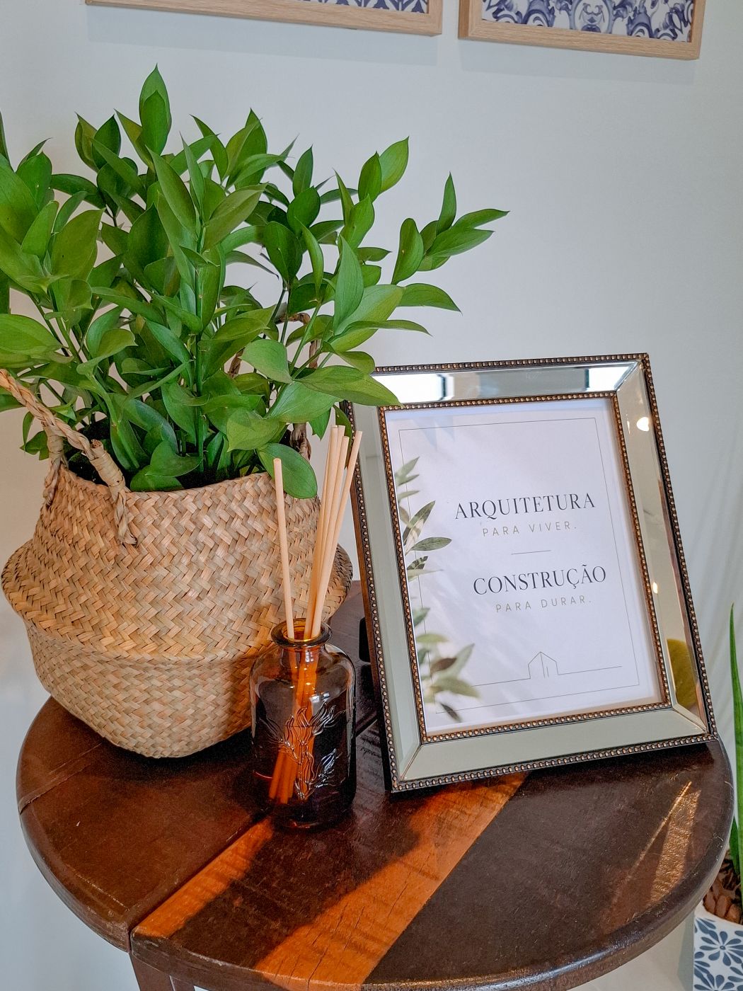 Detalhe da decoração, com a plaquinha “Arquitetura para viver, construção para durar”