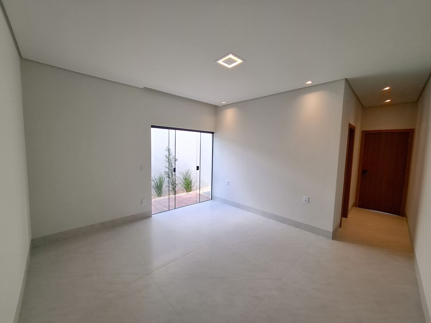 Suíte com porta de vidro para o jardim