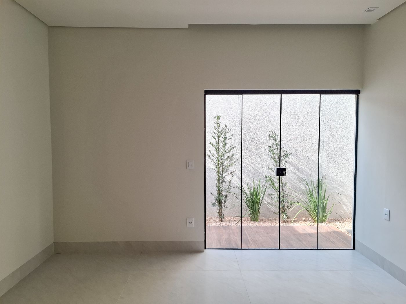 Porta de vidro da suíte, aberta para o jardim lateral