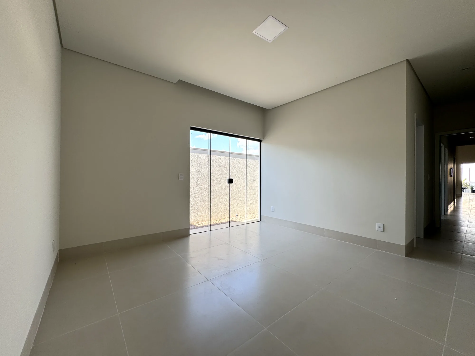 Suíte com porta de vidro para o lado de fora