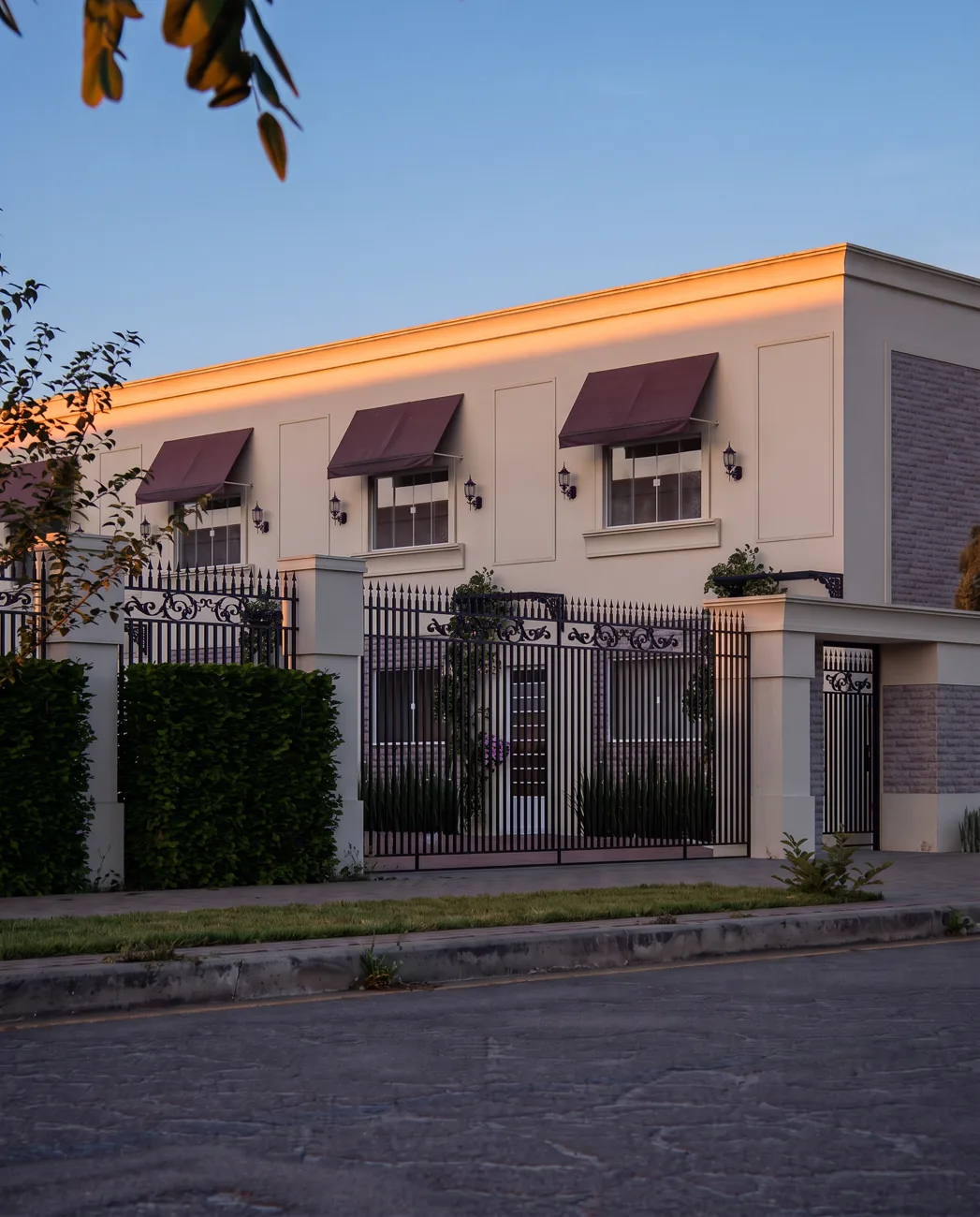 Fachada lateral de casas em estilo clássico com toldos